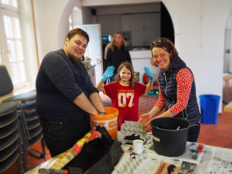 Grüne feiern Saatbombenparty im Alten Bahnhof