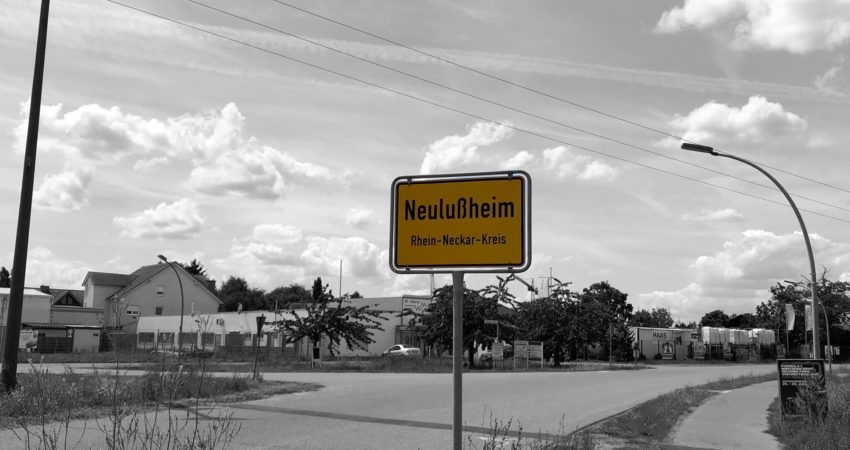 Ortsschild Neulußheim in schwarz-weiss
