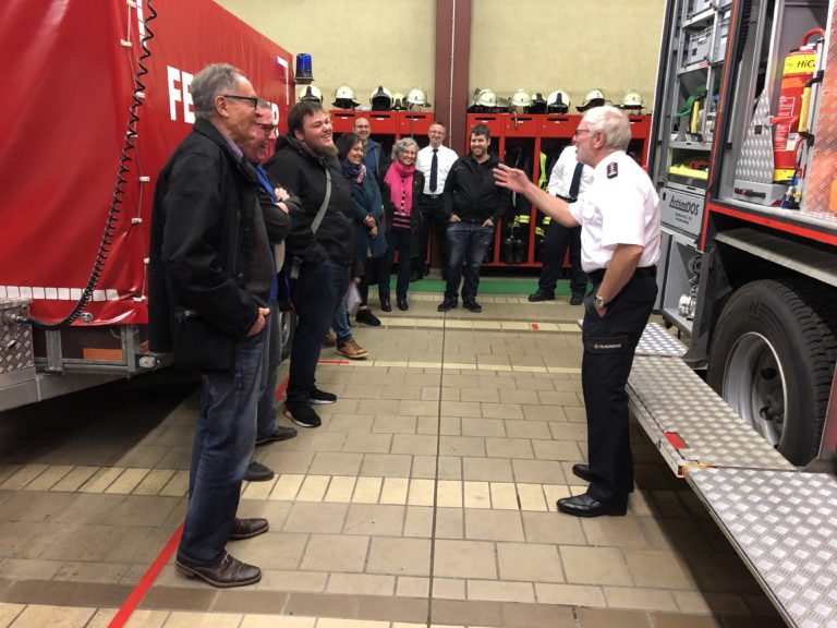 Grüne Kandidierende für die Gemeinderatswahl bei der Feuerwehr Neulußheim