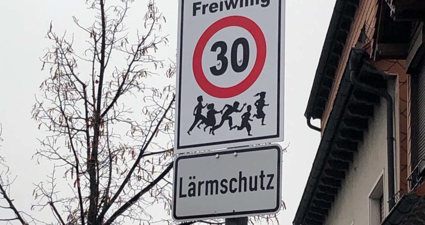Schild freiwillig Tempo-30 Hockenheimer Straße
