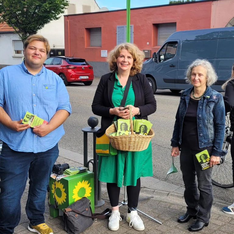 Bundestagskandidatin Nicole Heger am Samstagmorgen, 11. September vor der Bäckerei Bauer in Neulußheim