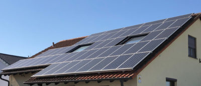 Photovoltaikanlage auf einem Dach in Neulußheim März 2022