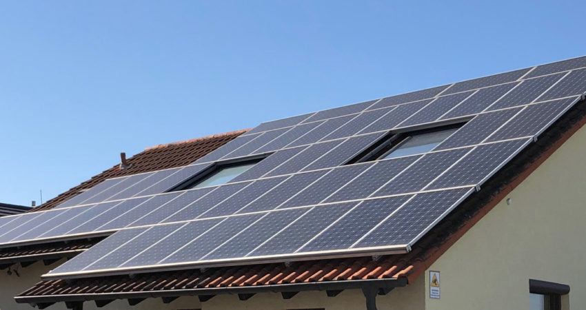 Photovoltaikanlage auf einem Dach in Neulußheim März 2022