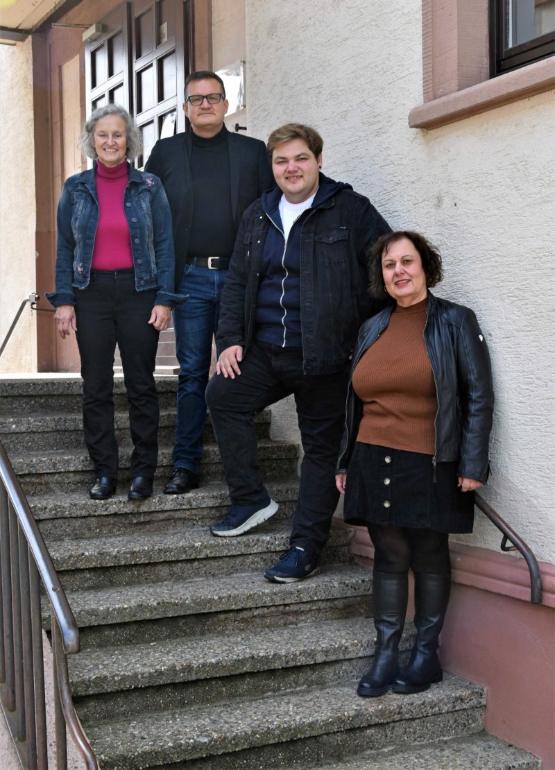 Grüne Fraktion auf der Treppe des alten Schulhauses im Oktober 2022