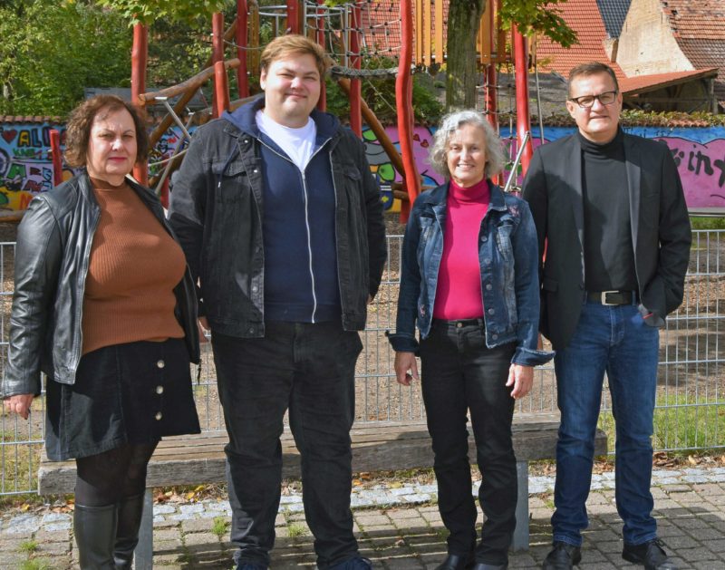 Gruppenbild der Grünen-Fraktion vor dem Spielplatz auf am alten Schulhof im Oktober 2022
