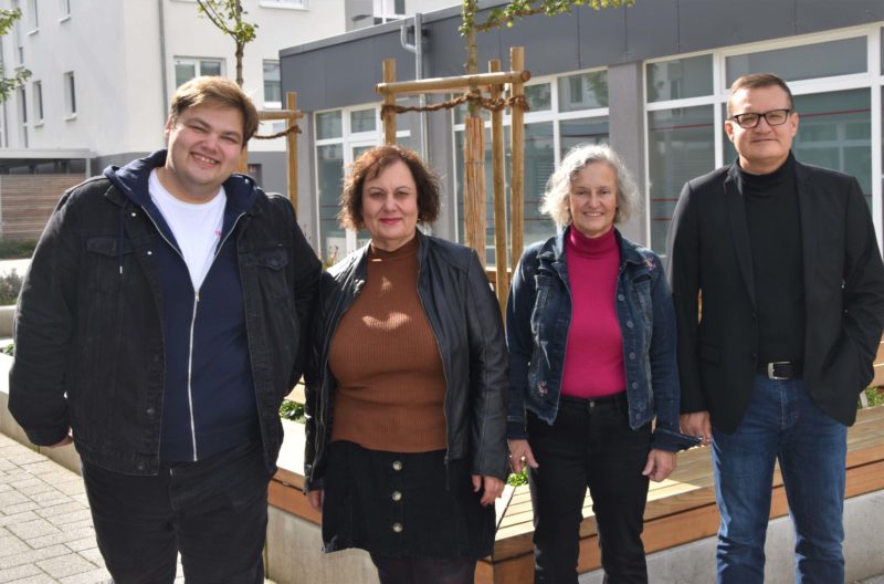 Gruppenbild der Grünen-Fraktion vor ser neuen Ortsmittel im Oktober 2022