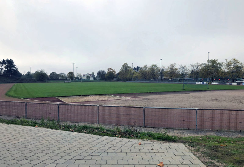 Rasen-Fußballplatz mit Leichtathletikbereich November 2022