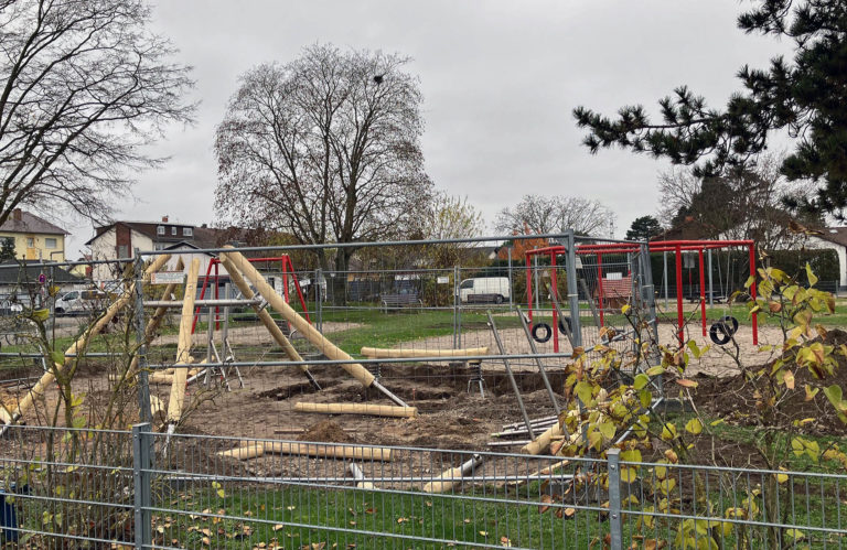 Spielgerät zum Klettern wird auf dem Schickard-Spielplatz installiert