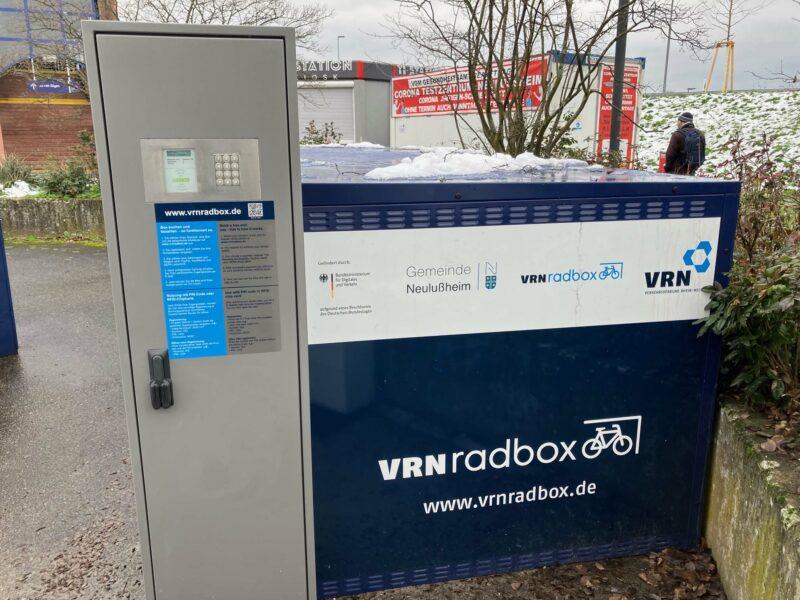 VRN-Boxen am Neulußheimer Bahnhof Bedienseite Januar 2023