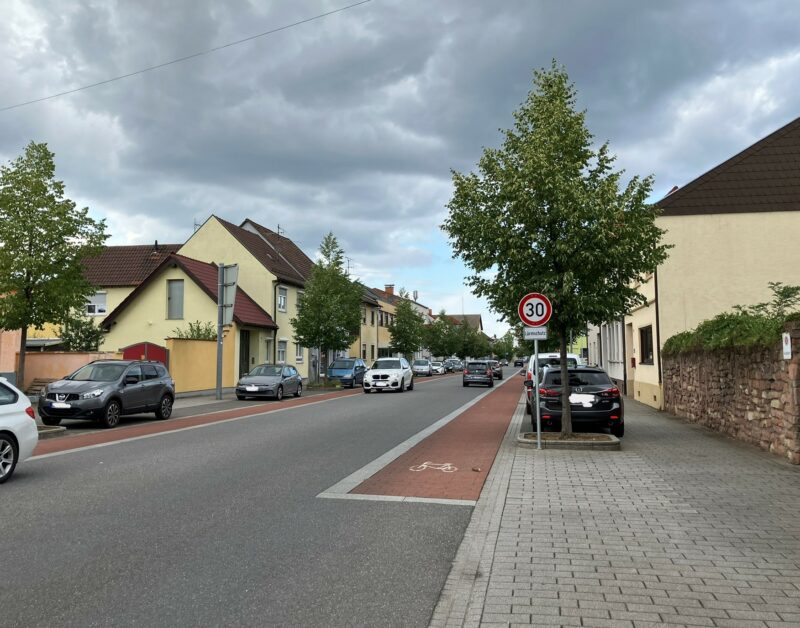 Hockenheimer Straße Tempo-30-Schild Richtung Hockenheim 07-2023