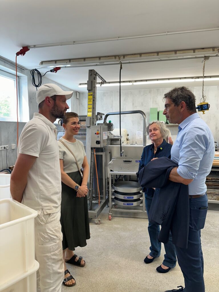„Handwerk trifft Nachhaltigkeit“ – Dr. Andre Baumann MdL und Gemeinderätin Monika Schroth besuchen die Bäckerei Bauer