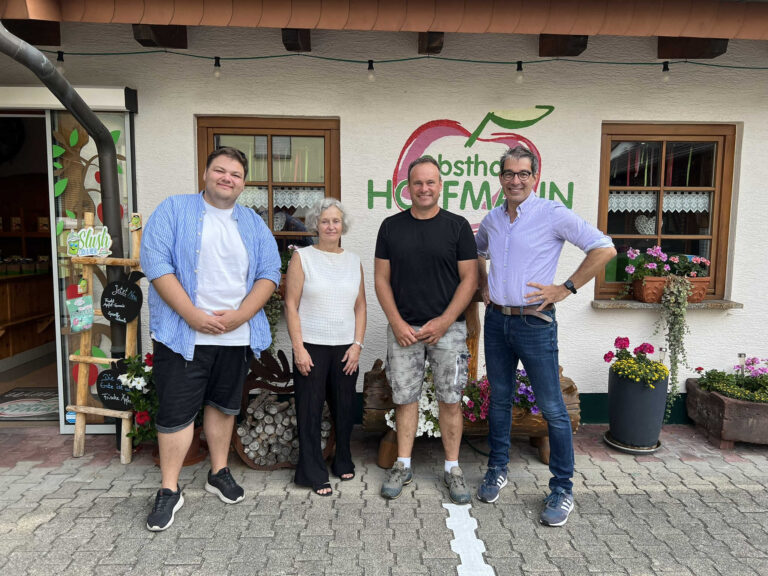 „Mehr Regionalität geht nicht“ – Dr. Andre Baumann MdL und grüne Gemeinderatsmitglieder haben Obsthof Hoffmann in Neulußheim besucht